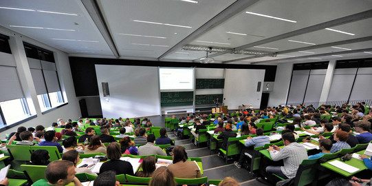 Studierende sitzen in einem Hörsaal im Seminargebäude am Campus Nord.