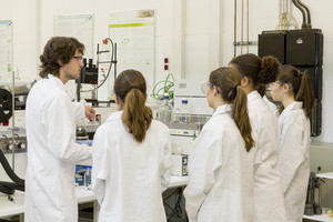 weibliche Studenten bei Lehrsituation im Labor mit Professor