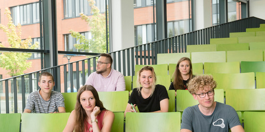 Eine Gruppe Studierender sitzt in einem Hörsaal.